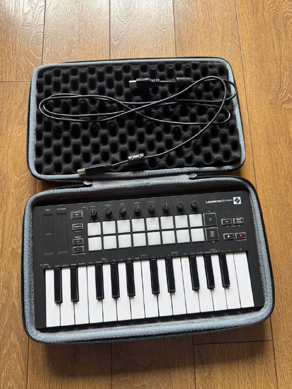 Novation Launchkey Mini MK3 миди-контроллер