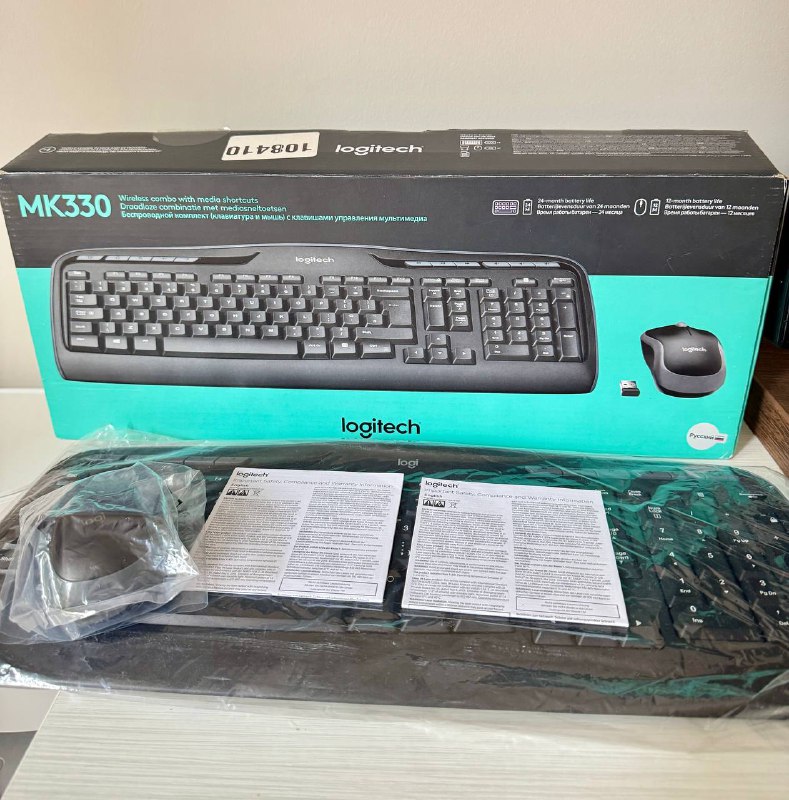 Клавиатура и мышь Logitech, мониторы Samsung, вебкамеры, гарнитура Meta Quest, USB-хаб Xiaomi, LED свет