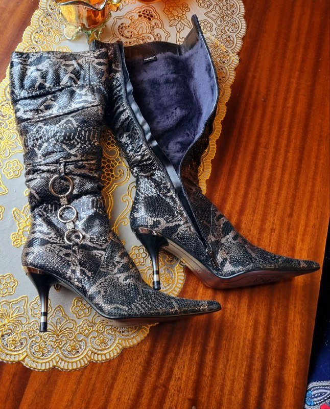 Женские сапоги с узором под кожу змеи, размер 39