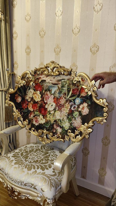 Картина с цветами в золочёной раме