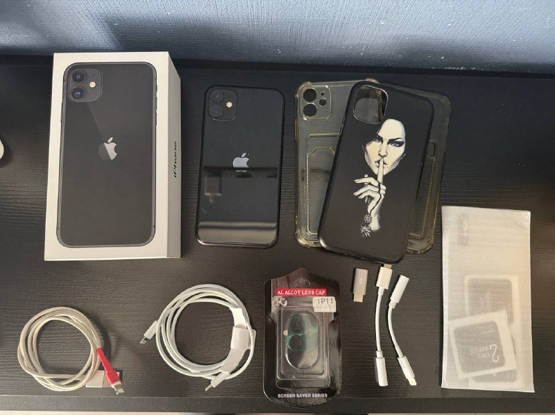 iPhone 11 128GB Black with accessories 3