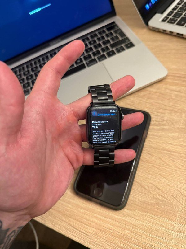 Apple Watch SE со ремешком и зарядным устройством 2