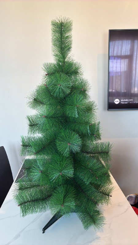 Елка искусственная с игрушками и лампочками