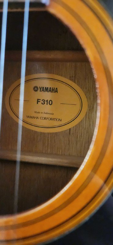 Акустическая гитара Yamaha F310, чехол, ремень, каподастр, медиатор 2