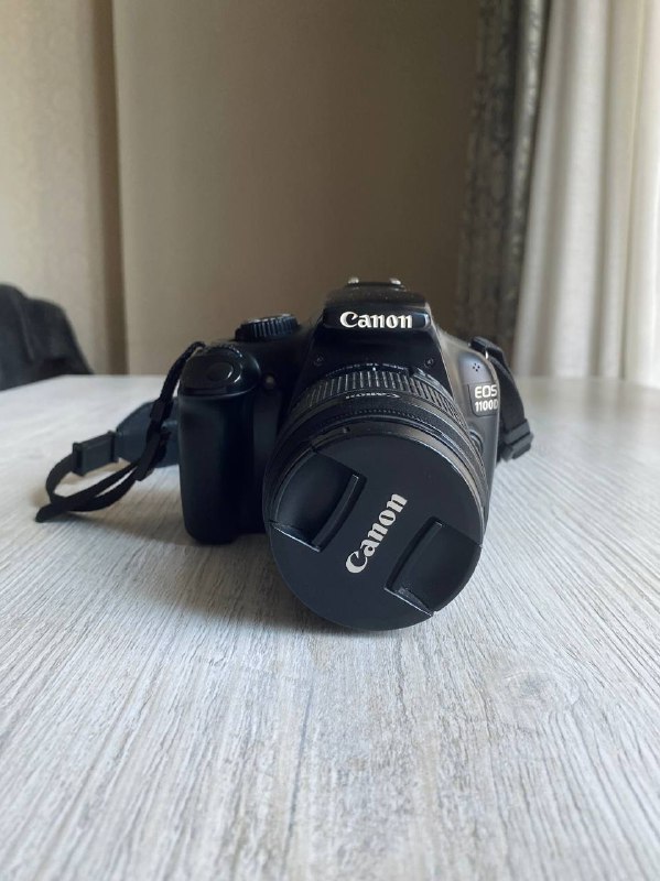 Зеркальная камера Canon EOS 1100D с объективом, зарядным устройством, сумкой 1