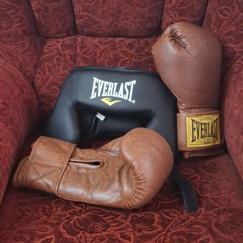 Боксерские перчатки 10 oz, бинты, перчатки Everlast 14 oz, шлем Everlast, спортивная сумка 2