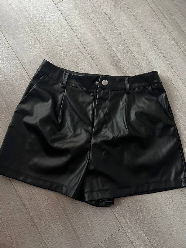 Шорты prettylittlething, платье river island, книга Юлия Лапина 8