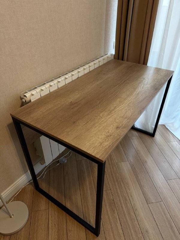 стул офисный, рабочий стол, ковры разных размеров и цветов 3