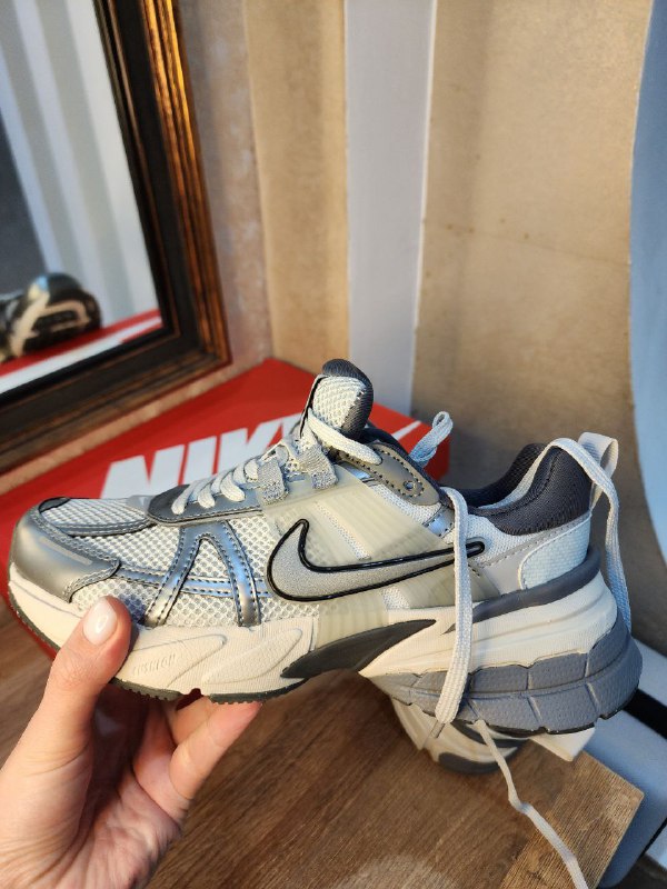 NIKE V2K, Size 37, New 2