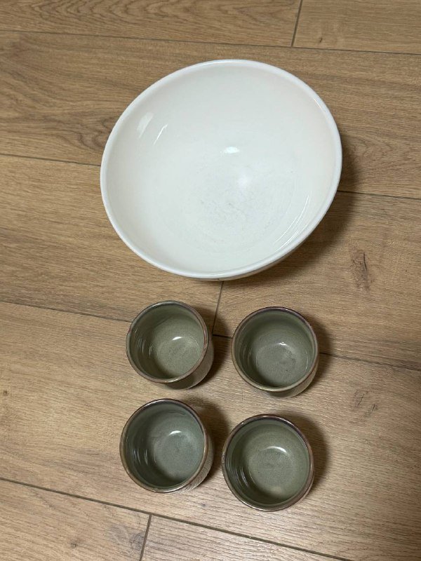 Пиалы, чашки для чая, белая тарелка