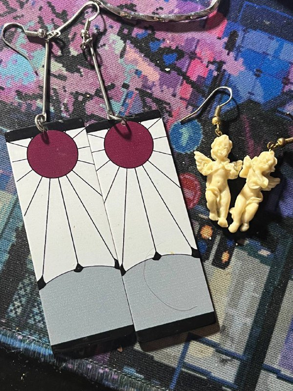 духи, пластинки, кольцо, серьги, фигурки, подвеска, сумка, чехол Iphone 13 4