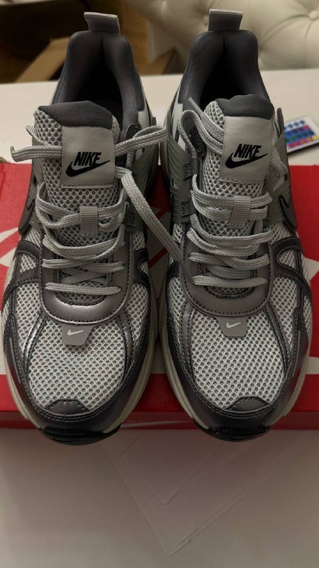 Кроссовки Nike V2K Platinum/mtlc cool grey Eur 44,5 UK 9,5