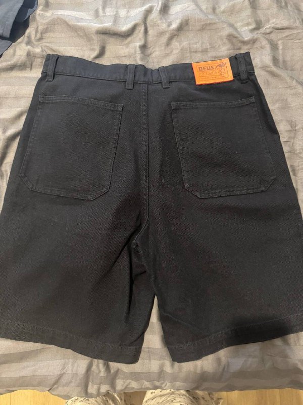 Футболка Nike Nocta, шорты Deus records и Quksilver, кошелек The North Face, игра с конфетами, перчатки Levi’s, куртка сноубордическая O’Neill, сандали мужские Teva 4