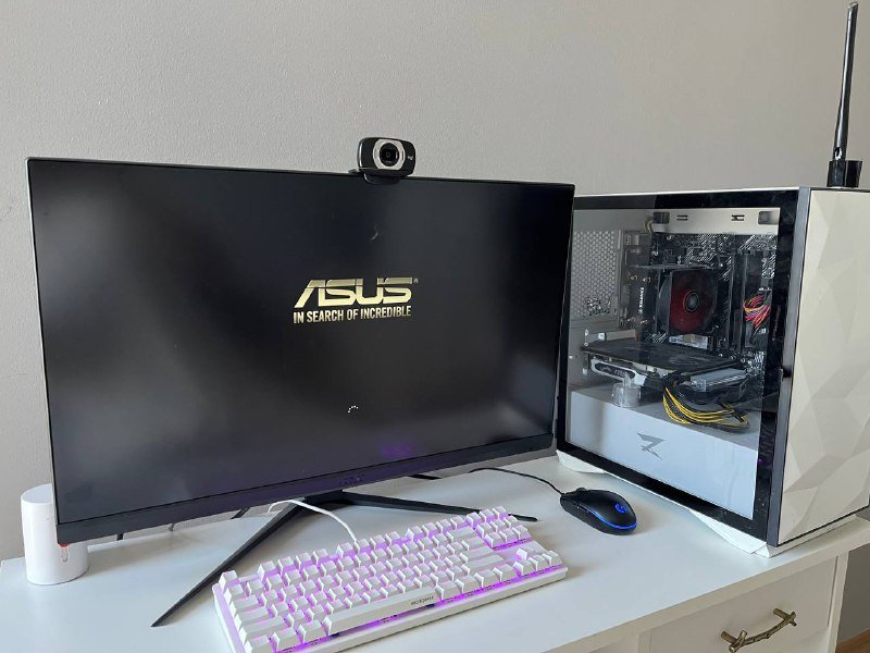 Компьютер с монитором, клавиатурой, мышкой и вебкой