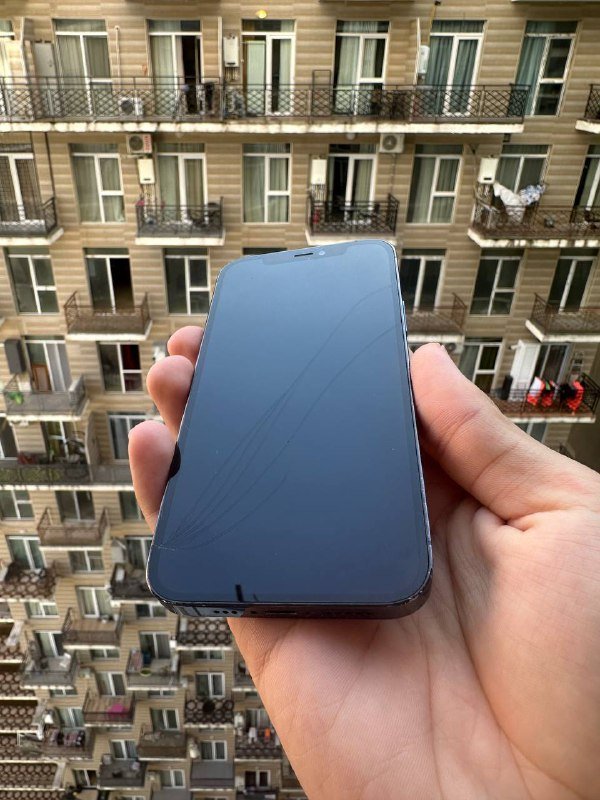 iPhone 12 Pro 256GB с дефектами и двумя чехлами 4
