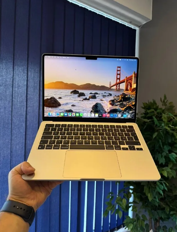 MacBook Air M3 Starlight 1