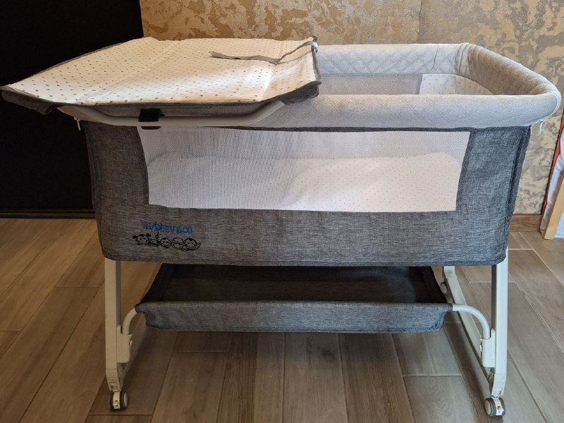 Детская приставная кроватка с пеленальным столиком и москитным козырьком 2