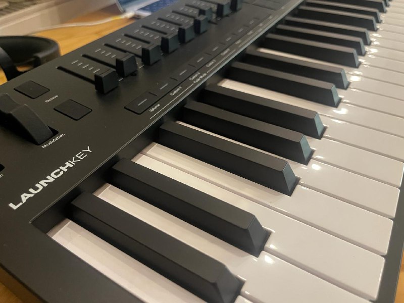 Midi-клавиатура Novation Launchkey Mk4 49 клавиш 3