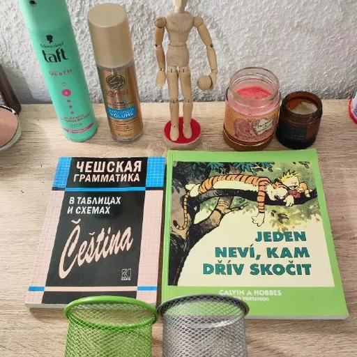 Лак для волос, спрей для объема, фигурка, свечи, книга, комикс, стаканчики