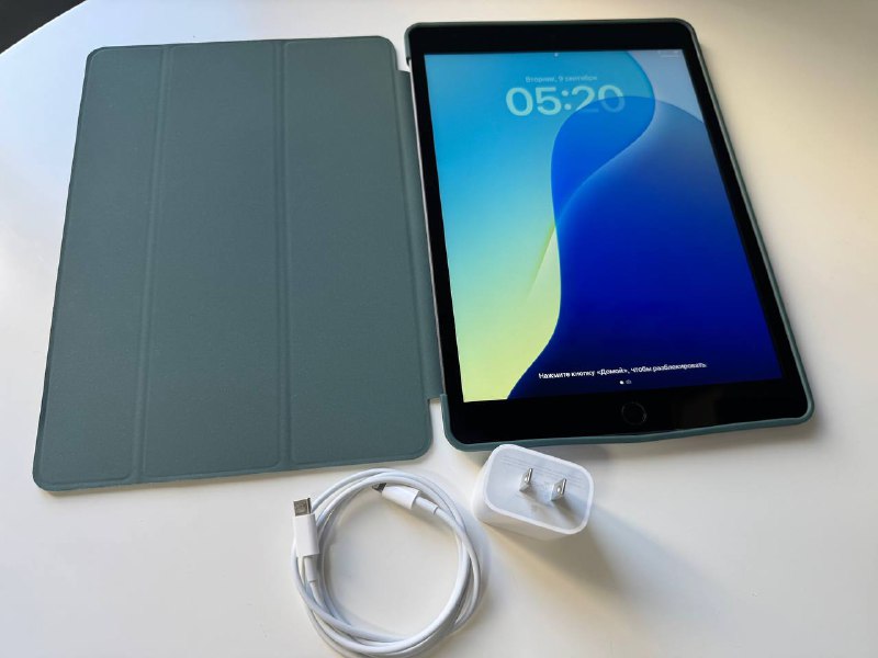 iPad 9 64 ГБ, клавиатура Logitech Combo Touch, Apple Pencil 2