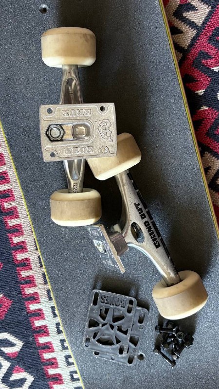 Доска Zero skull, шкурка Mob grip, подвески Krux, колеса Powell dragon 4