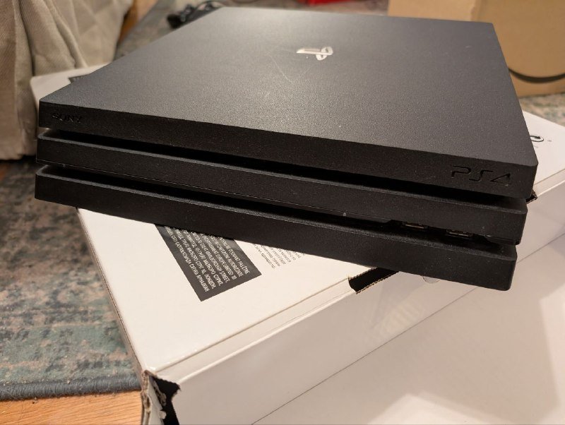 PS4 Pro, 2 controllers, Bloodborne, Hogwarts Legacy