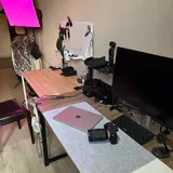 Стол, монитор, гитара, MacBook Pro, камера 1
