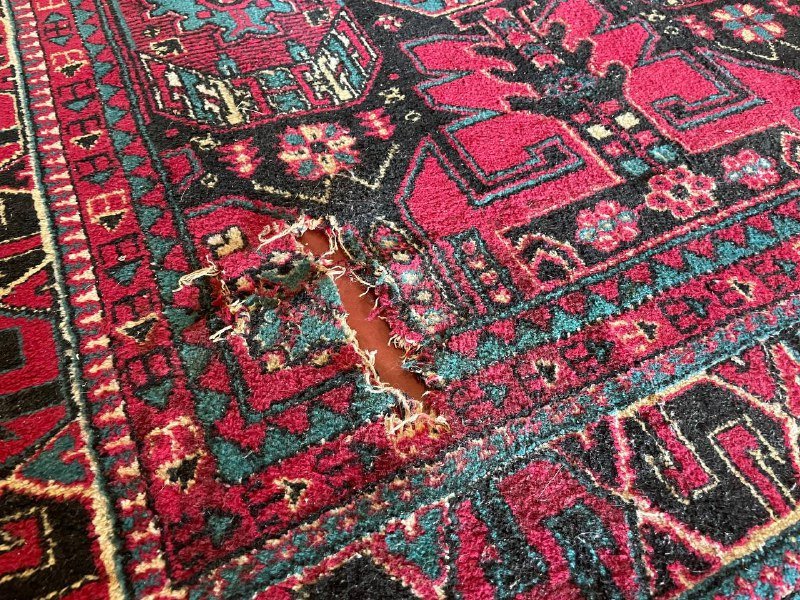 Большой ковер с небольшой дыркой 2