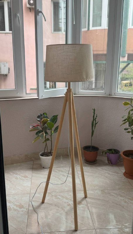 напольная лампа торшер на деревянной треноге с абажуром