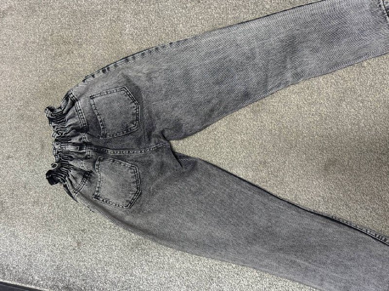 Джинсы, сумка, желтая куртка, синяя куртка