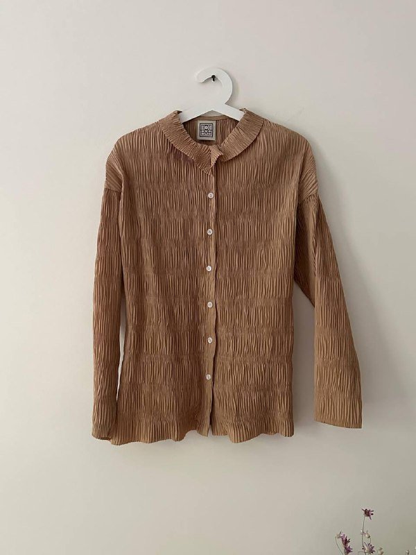 Рубашка Toteme, юбка A.P.C.