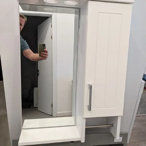 Шкафчик с зеркалом в ванную