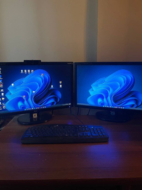 Мощный ПК для монтажа с двумя мониторами, клавиатурой и мышкой 2