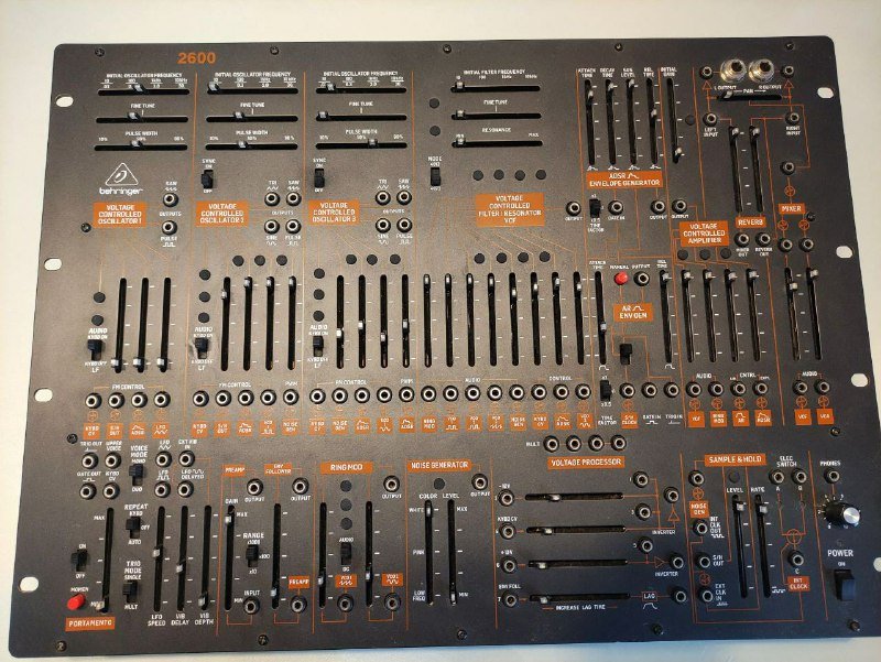 Аналоговый синтезатор Behringer 2600
