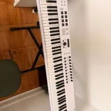 Arturia KeyLab Essential 88 White, стойка 2