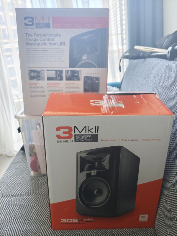 звук. карта Scarlett 2i4, JBL 305p mkII, укулеле Lanikai, микрофон sennheiser