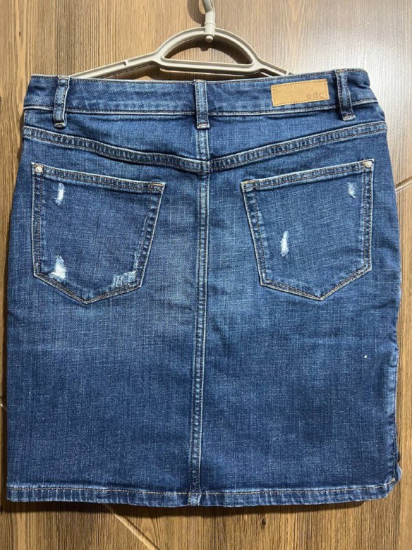 Кофта зеленая, джинсовая юбка, шлепки Lacoste, туфли на танкетке, кроссовки Calvin, черные туфли 3