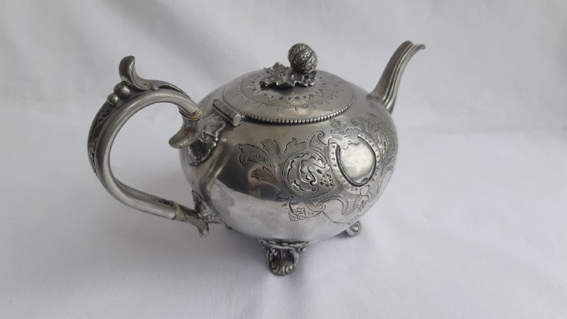 Старинный серебристый чайник с узорами 2