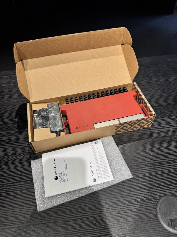 Кресло офисное, Стол офисный с ящиками 7