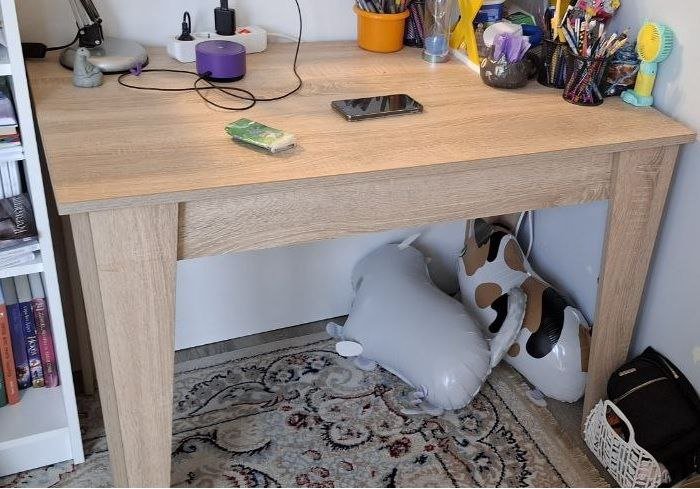 Компьютерные столы черный и светлый деревянный 3