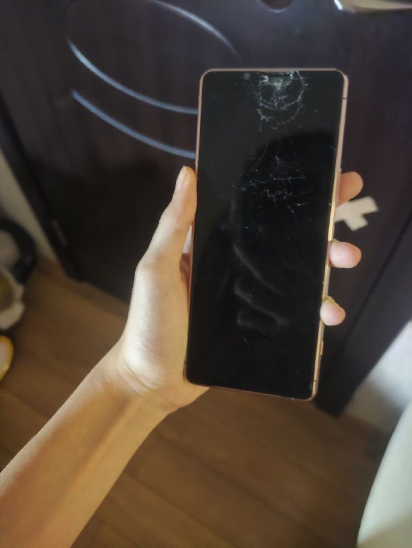 Телефон Sony с трещинами на экране