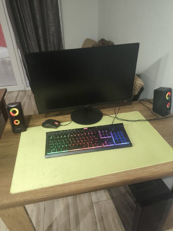 Компьютерный сетап монитор клавиатура мышка колонки коврик