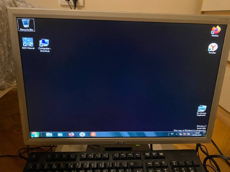 Компьютер с монитором, клавиатурой, мышью и кабелями