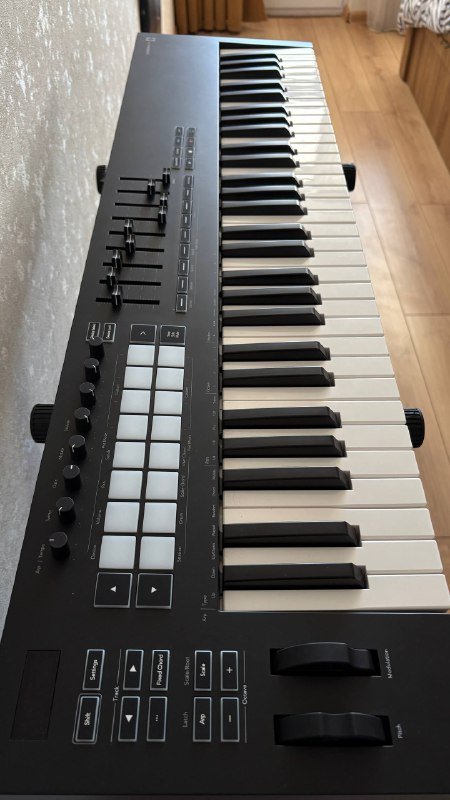 MIDI контроллер Novation Launchkey 61 MK3 3