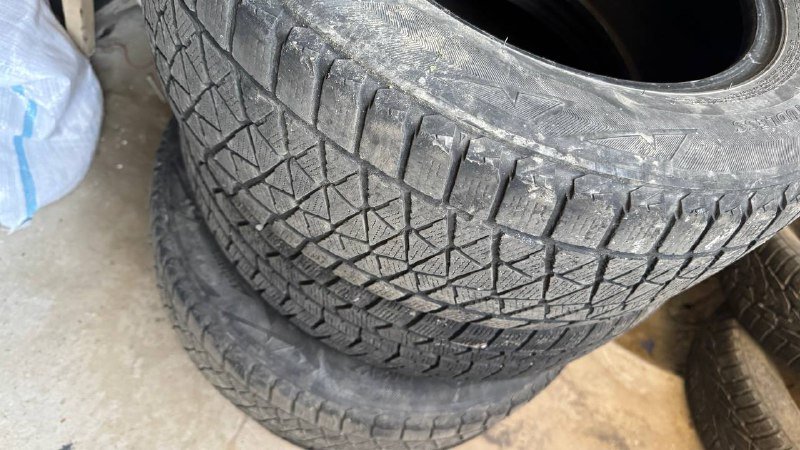 Зимние шины Blizzak 225/60/R17 Bridgestone Dunlop комплект
