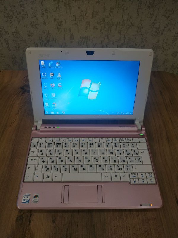 Розовый нетбук Acer