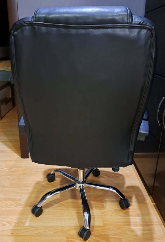 Офисное кресло б/у черное 3