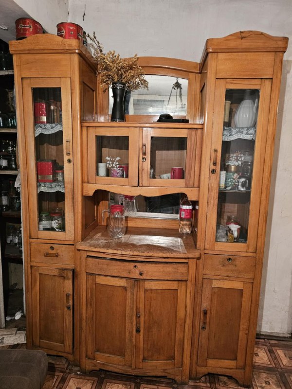 Старинный дубовый шкаф-буфет 2