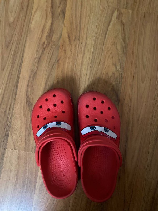 Детские красные туфли Crocs 2