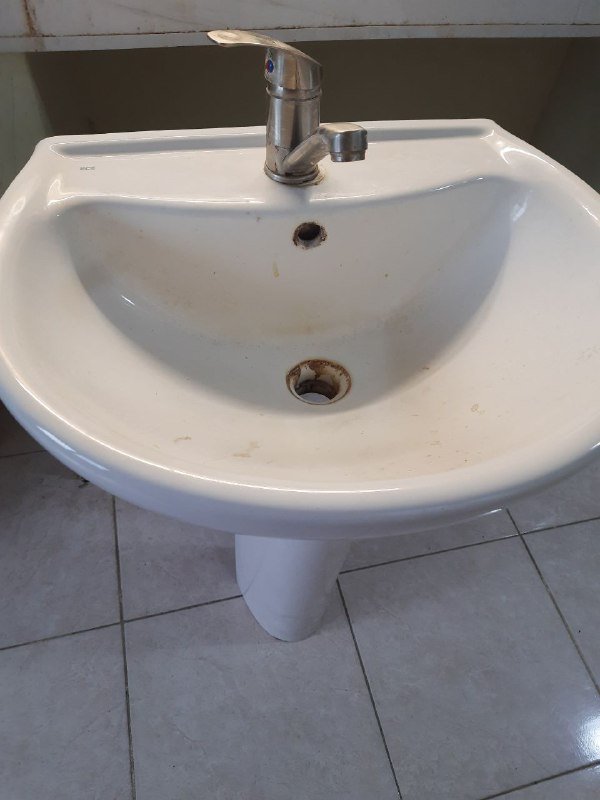 Умывальник с краном